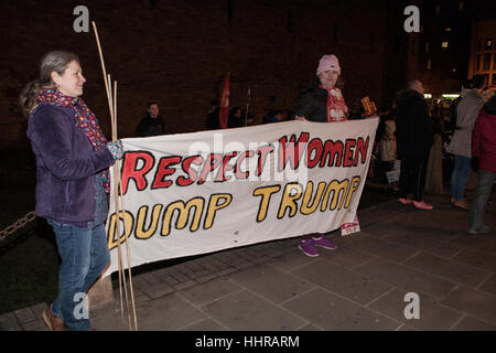 Cardiff, Royaume-Uni. Le 20 janvier, 2017. Des centaines de manifestants se sont réunis à l'extérieur du château de Cardiff pour protester contre la présidence des États-Unis de Donald Trump et ses opinions politiques à l'égard des femmes, des réfugiés et des communautés minoritaires. Credit : Taz Rahman/Alamy Live News Banque D'Images