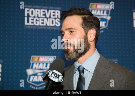 Charlotte, USA. 20 Jan, 2017. Jimmie Johnson sur le tapis rouge à la NASCAR Hall of Fame de la cérémonie, à Charlotte, Caroline du Nord Richard Childress, Rick Hendrick, Mark Martin, Raymond Parks, et Benny Parsons ont été intronisées au Temple de la renommée. Crédit : Jason Walle/ZUMA/Alamy Fil Live News Banque D'Images