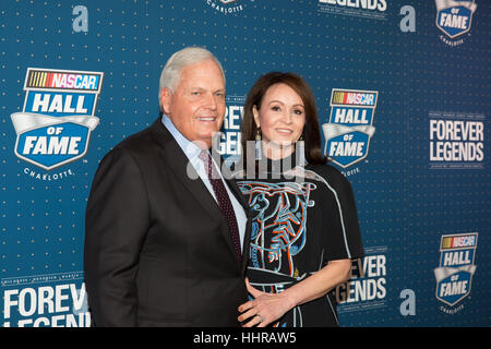 Charlotte, USA. 20 Jan, 2017. Rick Hendrick et sa femme Linda sur le tapis rouge à la NASCAR Hall of Fame de la cérémonie, à Charlotte, Caroline du Nord Richard Childress, Rick Hendrick, Mark Martin, Raymond Parks, et Benny Parsons ont été intronisées au Temple de la renommée. Crédit : Jason Walle/ZUMA/Alamy Fil Live News Banque D'Images