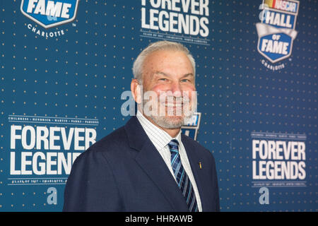 Charlotte, USA. 20 Jan, 2017. Dale Jarrett sur le tapis rouge à la NASCAR Hall of Fame de la cérémonie, à Charlotte, Caroline du Nord Richard Childress, Rick Hendrick, Mark Martin, Raymond Parks, et Benny Parsons ont été intronisées au Temple de la renommée. Crédit : Jason Walle/ZUMA/Alamy Fil Live News Banque D'Images