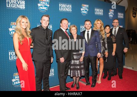 Charlotte, USA. 20 Jan, 2017. Richard Childress avec sa famille sur le tapis rouge à la NASCAR Hall of Fame de la cérémonie, à Charlotte, Caroline du Nord Richard Childress, Rick Hendrick, Mark Martin, Raymond Parks, et Benny Parsons ont été intronisées au Temple de la renommée. Crédit : Jason Walle/ZUMA/Alamy Fil Live News Banque D'Images