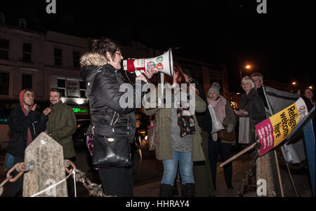 Cardiff, Royaume-Uni. Le 20 janvier, 2017. Des centaines de manifestants se sont réunis à l'extérieur du château de Cardiff pour protester contre la présidence des États-Unis de Donald Trump et ses opinions politiques à l'égard des femmes, des réfugiés et des communautés minoritaires. Credit : Taz Rahman/Alamy Live News Banque D'Images