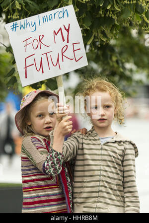 Christchurch, Nouvelle-Zélande. 21 Jan, 2017. Des centaines de personnes, jeunes et vieux, se sont rassemblés et ont défilé dans le cadre de la Marche des femmes, l'une des centaines de prendre place pendant toute le monde en solidarité avec la Marche des femmes à Washington, D.C. Crédit : PJ Heller/ZUMA/Alamy Fil Live News Banque D'Images