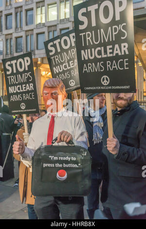 Londres, Royaume-Uni. 20 Septembre, 2017. Un homme portant un masque de Trump est titulaire d'un sac noir avec un bouton rouge et le message 'je suis prêt à appuyer sur le bouton" devant l'ambassade américaine à Londonas Donald Trump a été inauguré en tant que Président des Etats-Unis. La manifestation, organisée par Stand Up au racisme et d'autres groupes était solidaire des manifestants dans le nous. Crédit : Peter Marshall/Alamy Live News Banque D'Images