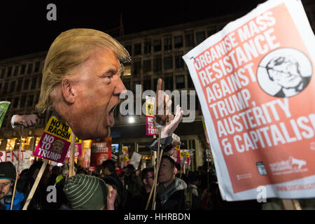 Londres, Royaume-Uni. 20 janvier 2017. Des centaines de personnes se rassemblent à l'extérieur de l'ambassade américaine à Grosvenor Square pour protester contre l'atout de Donald le jour de son investiture en tant que 45e président des États-Unis. Les participants ont démontré sur la rhétorique politique du Trump a souligné au cours de la campagne électorale et de ses vues sur des questions telles que les droits de l'homme, le changement climatique, le racisme, l'immigration et des armes nucléaires. Credit : Wiktor Szymanowicz/Alamy Live News Banque D'Images