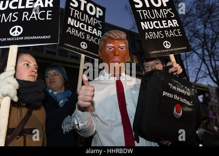 Londres, Royaume-Uni. 20 janvier 2017. Des centaines de personnes se rassemblent à l'extérieur de l'ambassade américaine à Grosvenor Square pour protester contre l'atout de Donald le jour de son investiture en tant que 45e président des États-Unis. Les participants ont démontré sur la rhétorique politique du Trump a souligné au cours de la campagne électorale et de ses vues sur des questions telles que les droits de l'homme, le changement climatique, le racisme, l'immigration et des armes nucléaires. Credit : Wiktor Szymanowicz/Alamy Live News Banque D'Images