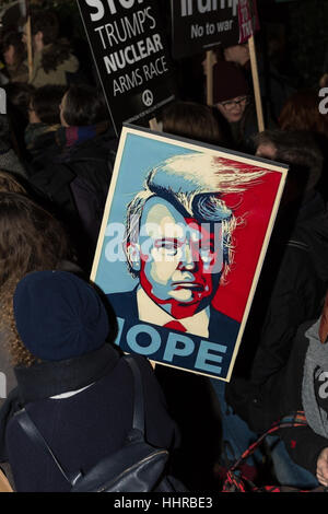 Londres, Royaume-Uni. 20 janvier 2017. Des centaines de personnes se rassemblent à l'extérieur de l'ambassade américaine à Grosvenor Square pour protester contre l'atout de Donald le jour de son investiture en tant que 45e président des États-Unis. Les participants ont démontré sur la rhétorique politique du Trump a souligné au cours de la campagne électorale et de ses vues sur des questions telles que les droits de l'homme, le changement climatique, le racisme, l'immigration et des armes nucléaires. Credit : Wiktor Szymanowicz/Alamy Live News Banque D'Images