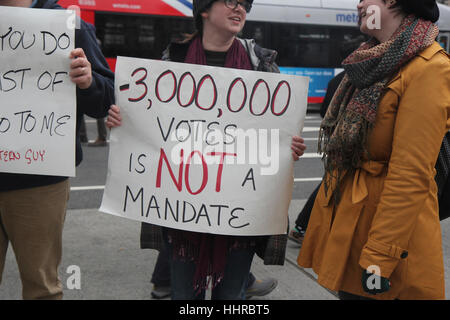 Washington, USA. Le 20 janvier, 2017. Un manifestant est titulaire d'un signe sur l'jour de l'inauguration de Donald J. Trump comme président des États-Unis. Crédit : Susan Pease/Alamy Live News Banque D'Images