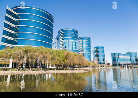 Oracle Corporation siège social / bâtiments avec une équipe d'Oracle USA location de bateau de course dans une piscine à Redwood Shores, en Californie Banque D'Images