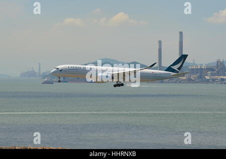 Airbus 350-900 de Cathay Pacific à l'atterrissage à l'Aéroport International de Hong Kong Banque D'Images