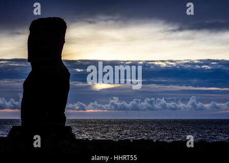 Coucher du soleil sur l'ahu Hango Kio'e , Hanga Roa, l'île de Pâques, Chili. Banque D'Images