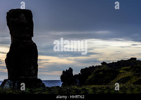 Coucher du soleil sur l'ahu Hango Kio'e , Hanga Roa, l'île de Pâques, Chili. Banque D'Images