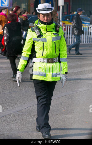 Femme de police chinoise ethnique en uniforme de haute visibilité, Zhongwei, Ningxia, Chine Banque D'Images