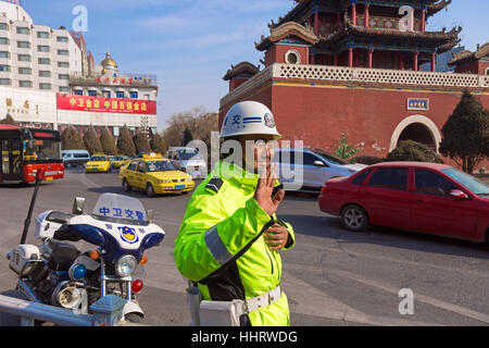 La police de la circulation à Drum Tower Junction, Zhongwei, province de Ningxia, Chine Banque D'Images