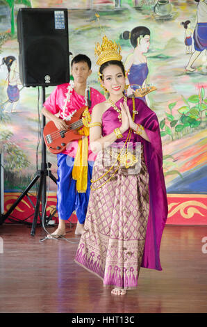 Les femmes thaïlandaises d'Asie danse thaïe classique ou ram thaï pour montrer les gens d'affaires du marché flottant à Bangkok le 7 juin 2016 à Phuket, Thaïlande Banque D'Images