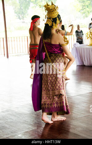 Les femmes thaïlandaises d'Asie danse thaïe classique ou ram thaï pour montrer les gens d'affaires du marché flottant à Bangkok le 7 juin 2016 à Phuket, Thaïlande Banque D'Images