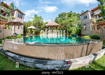 Vue de la piscine en Nyir Cottage avec objectif fisheye, Ubud, Bali, Indonésie Banque D'Images