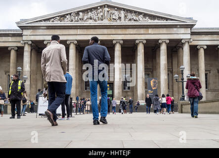 Les visiteurs à marcher vers le British Museum London Banque D'Images