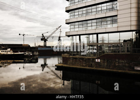 Le port et ses en sourrounding Harburg près de Hambourg/Allemagne Banque D'Images