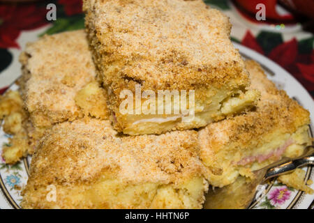 Gateau pommes savoureuses farcies au jambon et fromage Banque D'Images