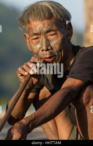 Ancien chasseur appartenant à la tribu Konyak, Hongpoi village, mon district, Nagaland, Inde Banque D'Images