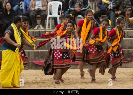 Performance de nord-est de l'Inde Membres au cours de la journée de la culture nord-est au Festival 2015 Calao, Kisama, village du district de Kohima, Nagaland, Inde. Banque D'Images