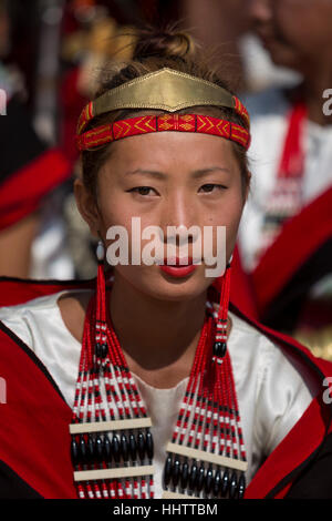 La scène du Festival 2015 Tribeswoman Calao, Kisama, village du district de Kohima, Nagaland, Inde. Banque D'Images