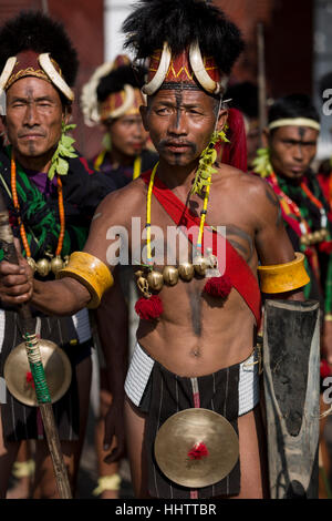 Portrait de Konyak membre de la troupe Longchang (Mon) à la scène du Festival, 2015 Calao Kisama, village du district de Kohima, Nagaland, Inde. Banque D'Images