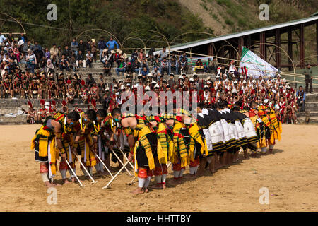 Les membres de la tribu Angami effectuer Nyokro Kevu danse folklorique khwe au Festival 2015 Calao, Kisama, village du district de Kohima, Nagaland, Inde. Banque D'Images