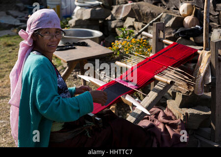 Femme tissant une toile traditionnelle dans village Khonoma, district de Kohima, Nagaland, Inde Banque D'Images