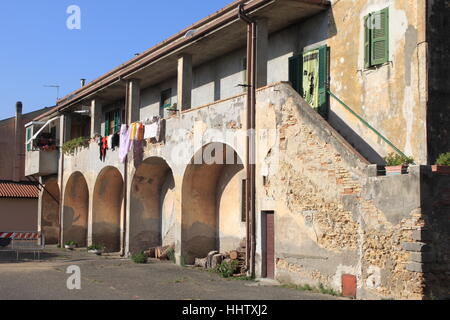 Façade d'un ancien bâtiment en ruine Banque D'Images