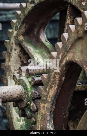 Closeup détail de l'ancien dessin pour treuils désaffecté rouille bateaux de pêche sur la plage à Hasting dans l'East Sussex, Angleterre Banque D'Images