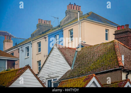 Maisons colorées sur une colline dans la vieille ville de Hastings, East Sussex, England, UK Banque D'Images