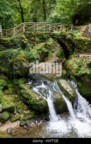 Pont sur la Schiessentumpel cascade, près de Müllerthal, Mullerthal Trail, au Luxembourg. Banque D'Images