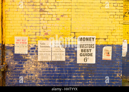 Fake World War 2 affiches sur un mur Banque D'Images