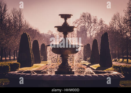 Élégante Fontaine avec l'écoulement d'eau dans Regent's Park, London UK Banque D'Images