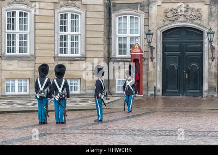 La relève de la garde au palais d'Amalienborg à Copenhague, Danemark. Banque D'Images