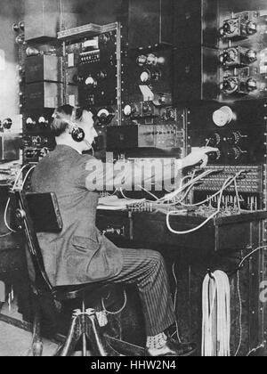 Standardiste du premier appel téléphonique transatlantique, entre Londres et New York, 1926 Banque D'Images