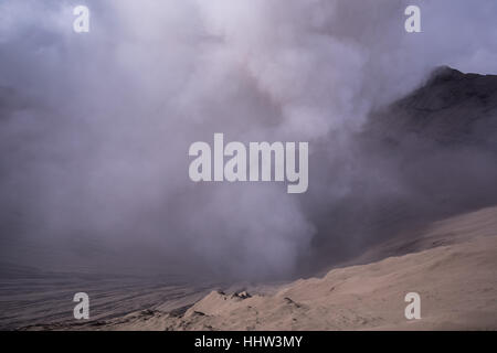 Le Mont Bromo volcan au lever du soleil, dans l'Est de Java, Indonésie. Banque D'Images