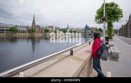 Les touristes à la recherche de sexe féminin à travers rivière Ness à Inverness centre ville, région des Highlands, Ecosse, Royaume-Uni Banque D'Images