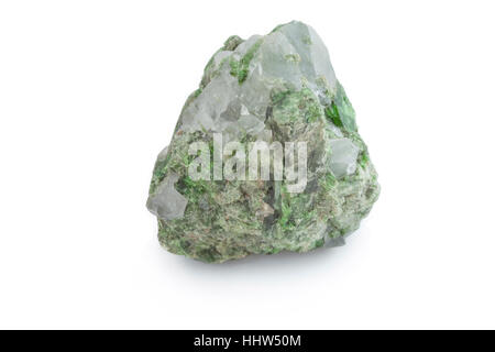De clorite vert minéral et de quartz en fond blanc Banque D'Images