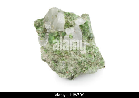 De clorite vert minéral et de quartz en fond blanc Banque D'Images