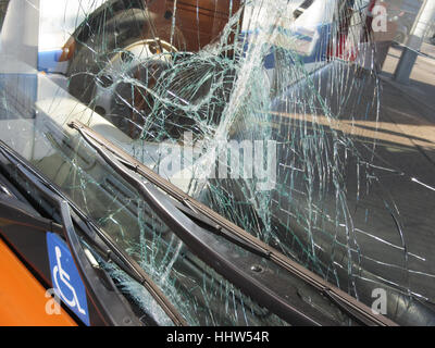 Incassable Verre frontal endommagé par accident dans un bus des transports publics Banque D'Images