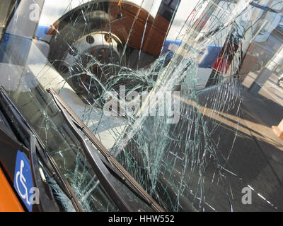 Incassable Verre frontal endommagé par accident dans un bus des transports publics Banque D'Images