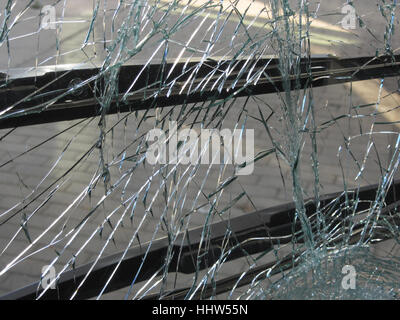 Incassable Verre frontal endommagé par accident dans un bus des transports publics Banque D'Images