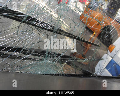 Incassable Verre frontal endommagé par accident dans un bus des transports publics Banque D'Images