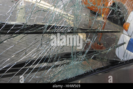 Incassable Verre frontal endommagé par accident dans un bus des transports publics Banque D'Images