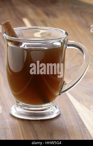 Rien ne vaut une tasse de cidre chaud sur une froide journée d'hiver. Le cidre de pomme plus douillet de boisson à l'automne, Halloween, Thanksgiving et Noël. Banque D'Images