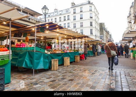 Marché alimentaire extérieur d'Aligre, occupé les fruits et légumes du marché de plein air à la place d'Aligre et la rue, rue d'Aligre. Paris, France. Banque D'Images