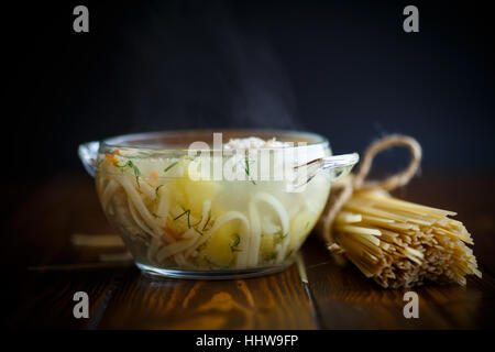 Soupe avec des nouilles et des boulettes de viande Banque D'Images